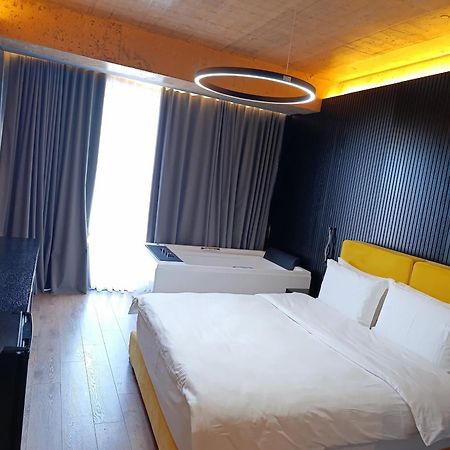 Udenisht Toka Hotel Restaurant מראה חיצוני תמונה