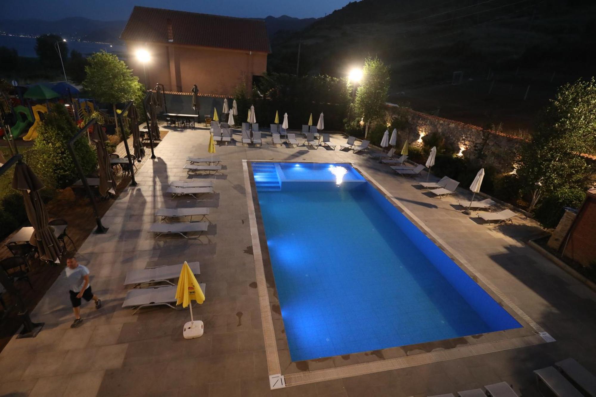 Udenisht Toka Hotel Restaurant מראה חיצוני תמונה